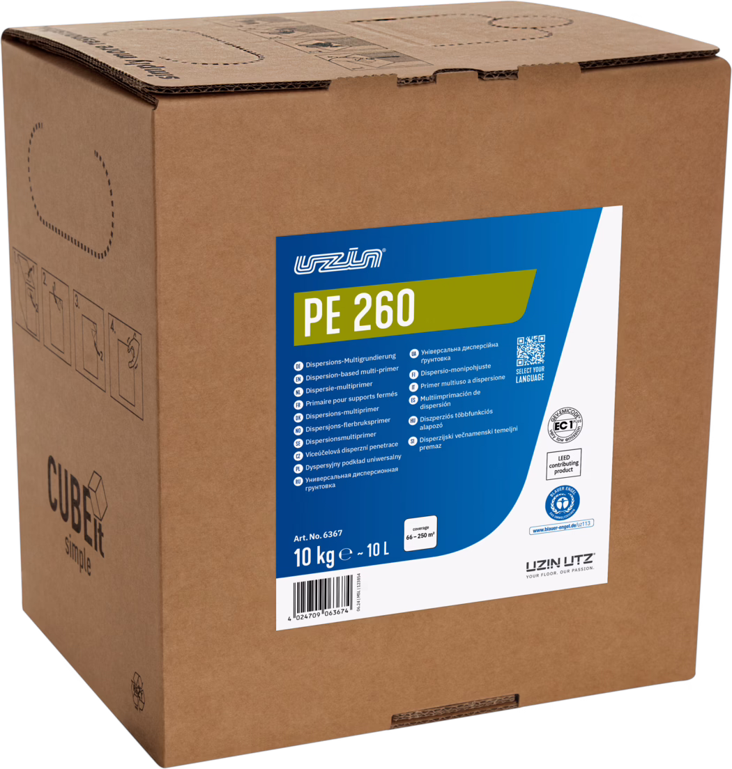 UZIN_Dummy_PE 260-10kg CUBE_2024-06 Braon talasasta kartonska kutija sa velikom plavo-zelenom etiketom na kojoj piše "PE 260". Na etiketi se vidi UZIN logo, naziv proizvoda, višejezični opis koji navodi da je reč o disperzionom multifunkcionalnom prajmeru, sadržaj '10 kg ≈ 10 L', broj artikla, barkod, podaci o pokrivenosti i certifikacioni pečati. Na bočnoj strani štampani su piktogrami za rukovanje i natpis 'CUBEit simple'. Fotografija prikazuje prednju stranu kutije, gornju preklopnu stranu i deo bočne ploče na beloj pozadini.