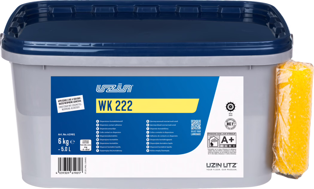 UZIN_Dummy_WK 222-6kg_2025-11 Pravougaoni sivi plastični kontejner sa tamnoplavim kopčom za poklopac i plavo‑žutom etiketom na kojoj piše 'WK 222'. Posuda je označena sa '6 kg (~5,0 L)' i sadrži tehničke ikone, barkod i višejezične informacije o proizvodu. Sa desne strane pričvršćena je žuta sunđer u plastičnom omotu. Na etiketi je vidljiv brend 'Uzin Utz' i simbol A+ za emisije u zatvorenom prostoru. Fotografija je proizvodna, na beloj pozadini, oštra i ravnomerno osvetljena.
