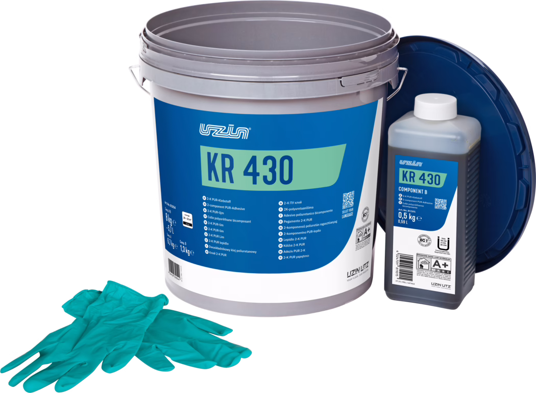 UZIN_Dummy_KR 430-8kg_2025-07 Velika siva plastična kanta sa plavo-zelenom etiketom 'KR 430', pored male boce označene 'KR 430 Component B' i par tirkiznih jednokratnih rukavica; ambalaža za dvokomponentno poliuretansko lepilo.